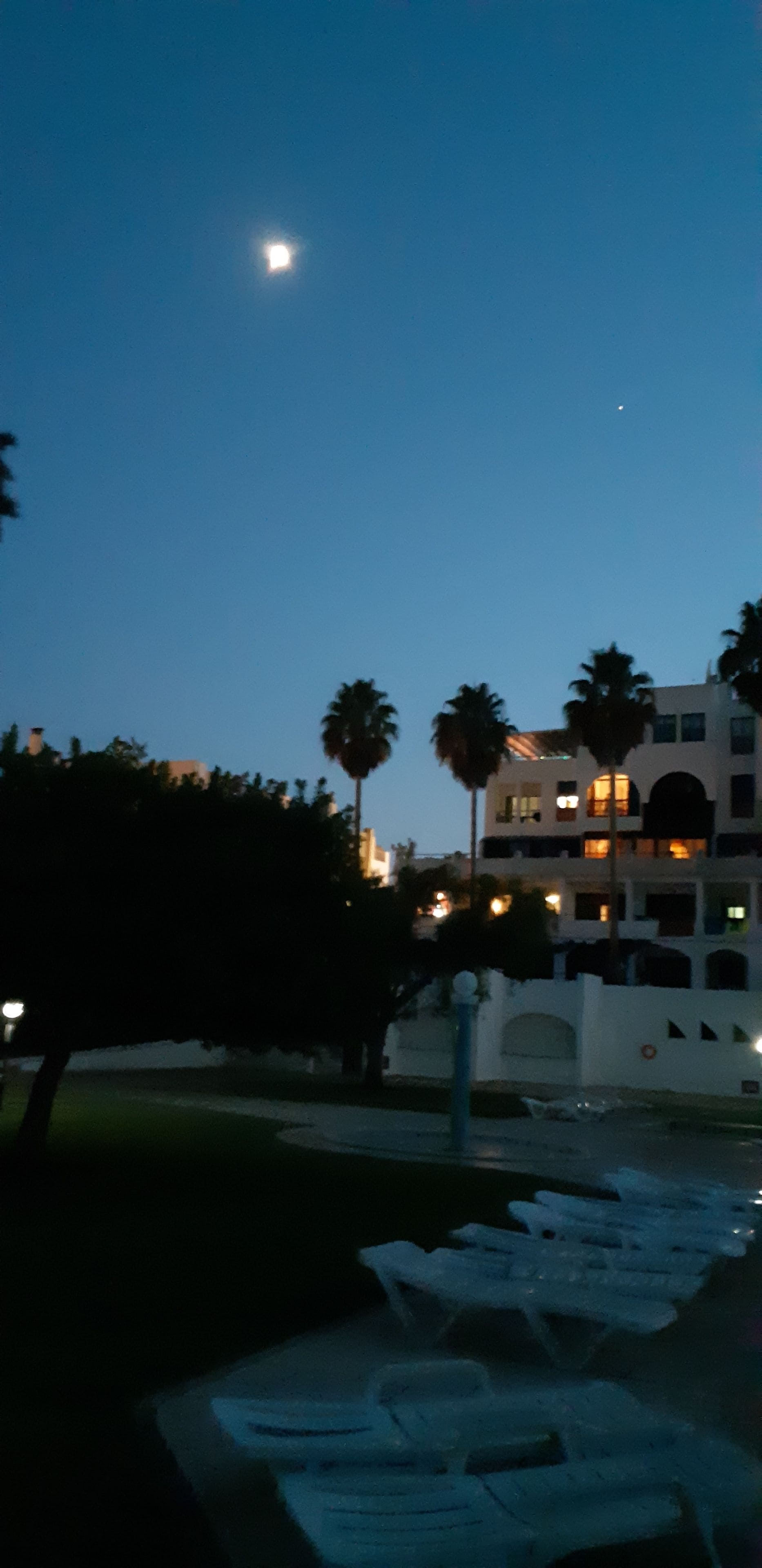 Hồ bơi ngoài trời, mở cửa từ 8:00 đến 22:00, ghế dài tắm nắng 