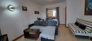 Familienapartment, 2 Schlafzimmer, Klimaanlage, Poolblick | Wohnbereich | 46-cm-Fernseher mit Kabelempfang