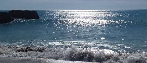 Ubicación cercana a la playa y masajes en la playa