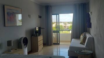 Panoramic Studio Suite, Pool View, Poolside | Individually decorated, individually furnished, laptop workspace