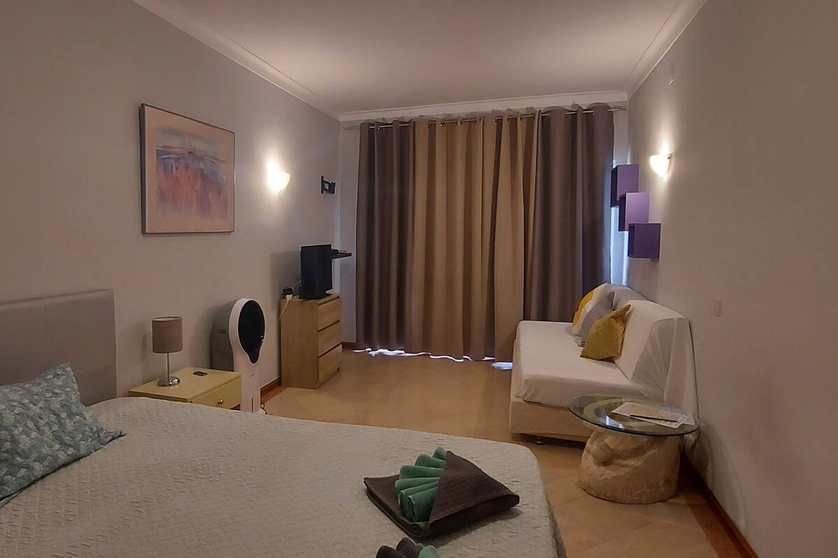 Studiosuite – panorama, bassengutsikt, ved basseng | Skrivebord for bærbar PC, blendingsgardiner og strykejern/-brett