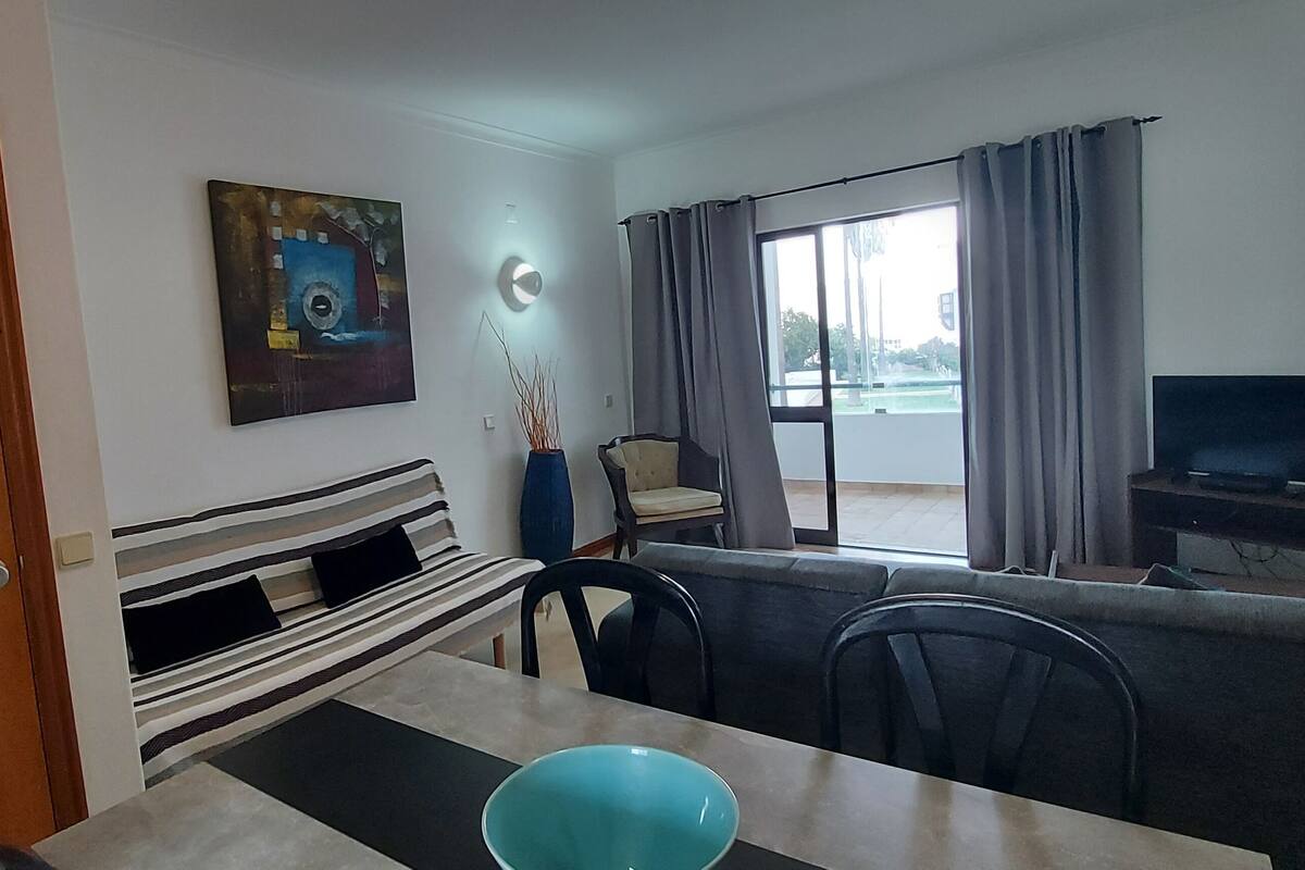 Familieleilighet, 2 soverom, aircondition, bassengutsikt | Oppholdsområde | En 46-centimeters TV med kabel-kanaler