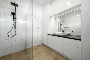 Hus (Benson) | Badeværelse | Gratis toiletartikler, hårtørrer, håndklæder