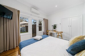 Benson House | Premium bedding, desk, laptop workspace, soundproofing - Benson House & Benson Lodge (Benalla)