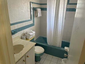 Deluxe Room | Bathroom | Combined shower/bathtub, towels - Colonial Shores (Panama City Beach)