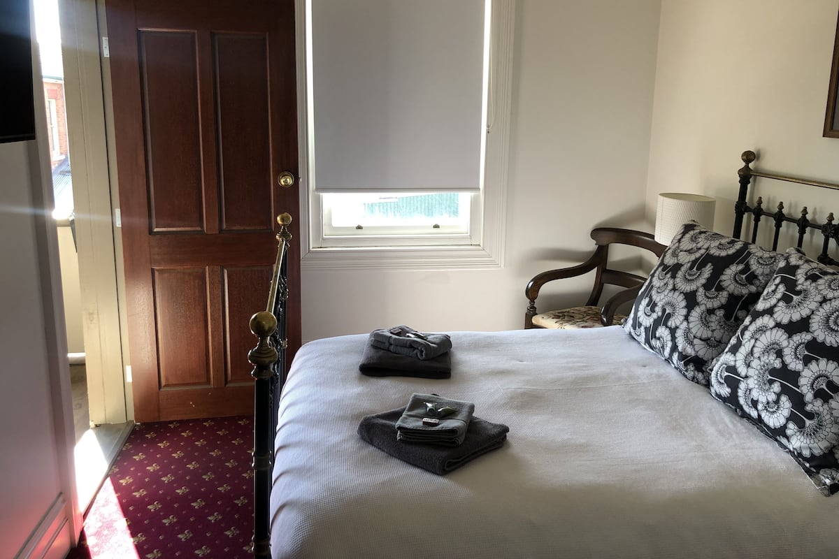 Kamer, 1 tweepersoonsbed, balkon | Een strijkplank/strijkijzer, gratis wifi, beddengoed
