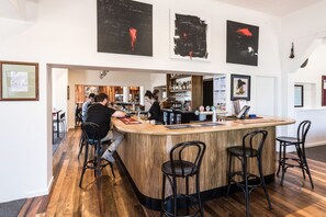 Bar (on property) - Corner Hotel Alexandra (Alexandra)