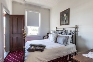 Chambre, 1 lit double, balcon | Fer et planche Ă repasser, Wi-Fi gratuit, draps fournis