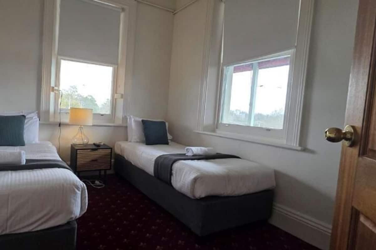 Chambre Simple Standard, 2 lits une place | 1 chambre, fer et planche Ă repasser, Wi-Fi gratuit, draps fournis