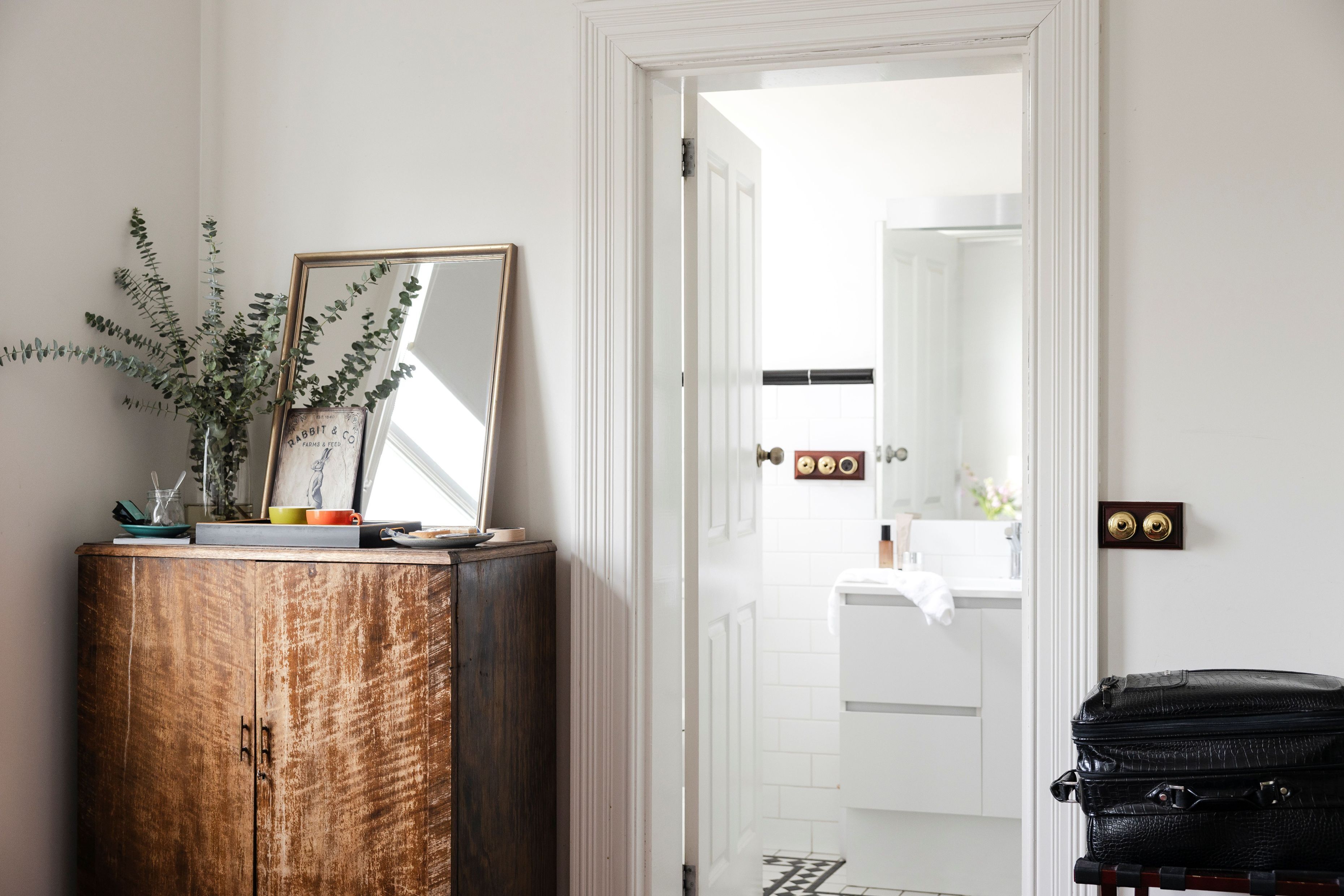 Suite, 1 très grand lit, salle de bains attenante | Fer et planche à repasser, Wi-Fi gratuit, draps fournis