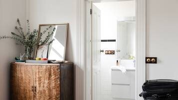 Suite, 1 King Bed, Ensuite