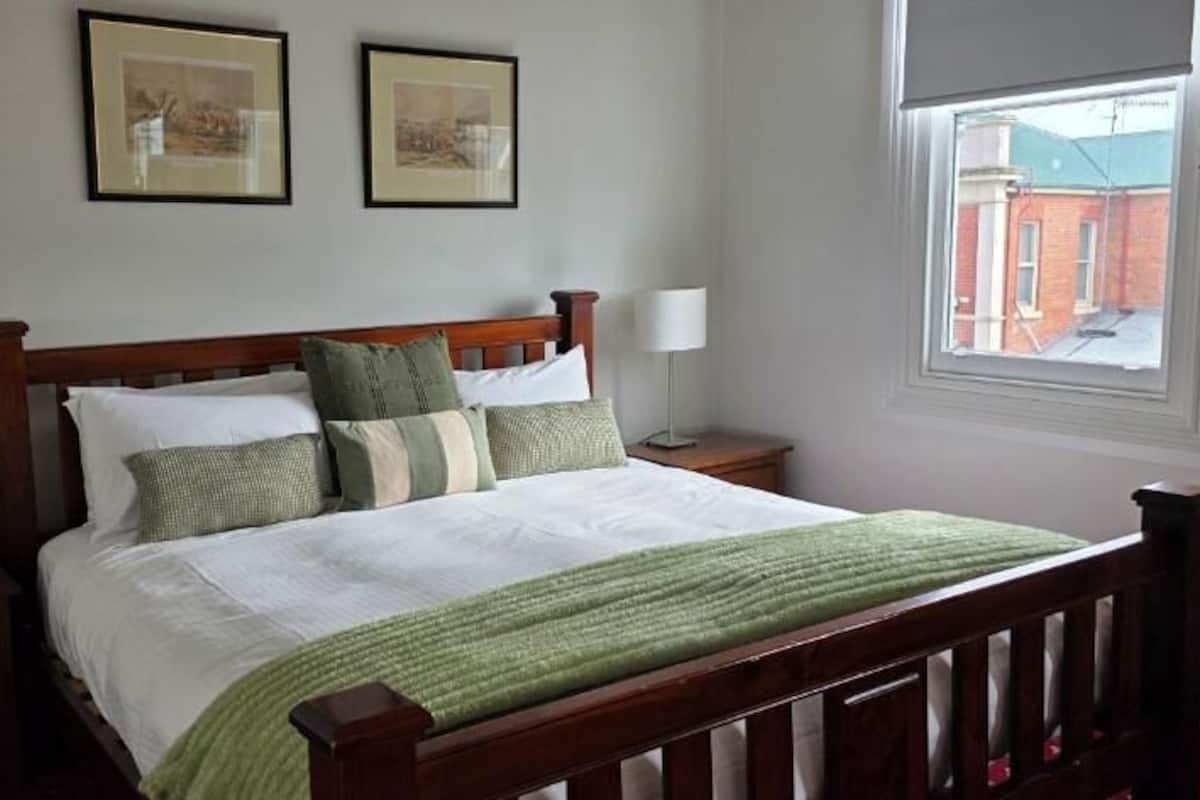 Suite, 1 trĂšs grand lit, salle de bains attenante | 1 chambre, fer et planche Ă repasser, Wi-Fi gratuit, draps fournis