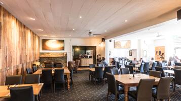 Melayani makan siang dan makan malam