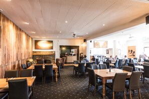 Melayani makan siang dan makan malam 