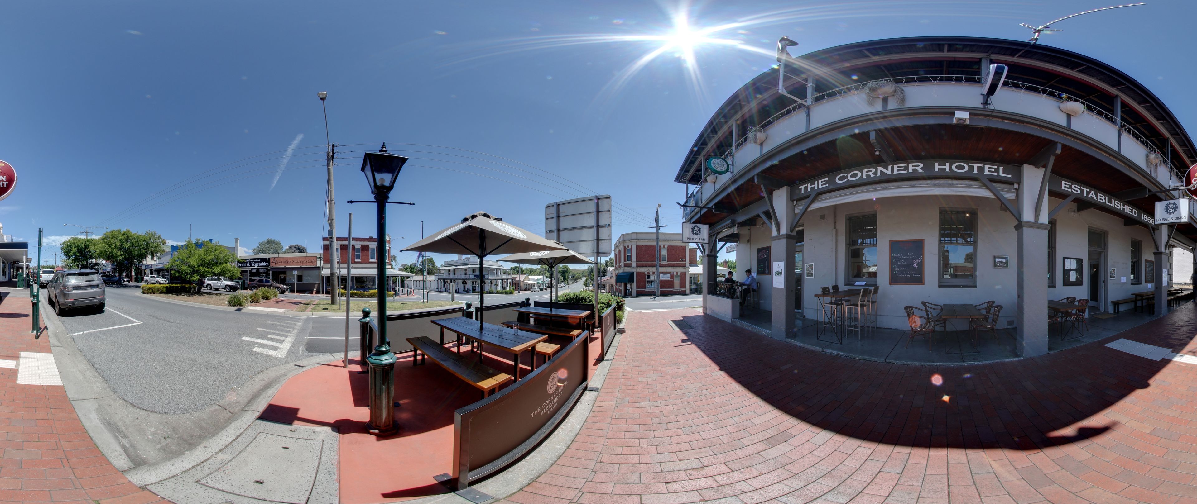 Phục vụ bữa trưa và bữa tối 