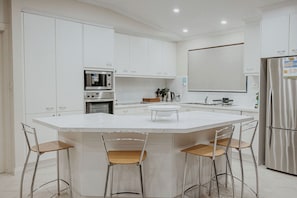 Refrigerador, microondas, horno y parrilla de estufa 