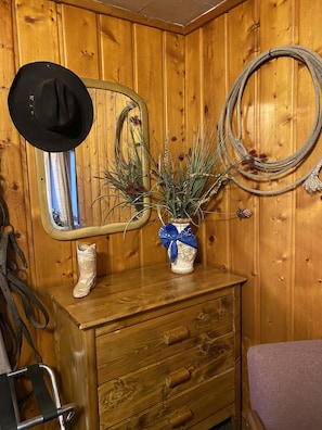 Cabin (RUSTIC COMFORT,1 KING BED,KITCHENETTE) - Roundtop Mountain Vista - Cabins and Motel (Thermopolis)