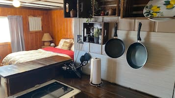 Kabin (RUSTIC COMFORT,1 KING BED,KITCHENETTE) | Seprai katun Mesir, seprai premium, dan didekorasi berbeda-beda