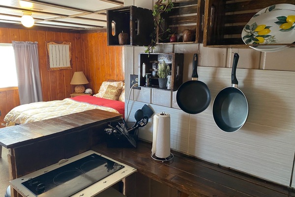Cabin (RUSTIC COMFORT,1 KING BED,KITCHENETTE) | Egyptian cotton sheets, premium bedding, individually decorated