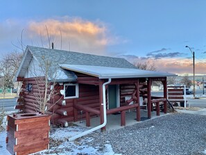 Cabin (RUSTIC COMFORT,1 KING BED,KITCHENETTE) - Roundtop Mountain Vista - Cabins and Motel (Thermopolis)