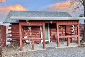 Cabin (RUSTIC COMFORT,2 QUEEN,KITCHENETTE)