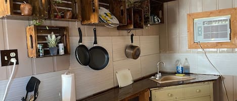 Cabane (RUSTIC COMFORT,1 KING BED,KITCHENETTE)