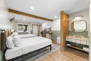 Balcony Double Queen | Free WiFi, bed sheets - The Bygone Hotel (Wimberley)