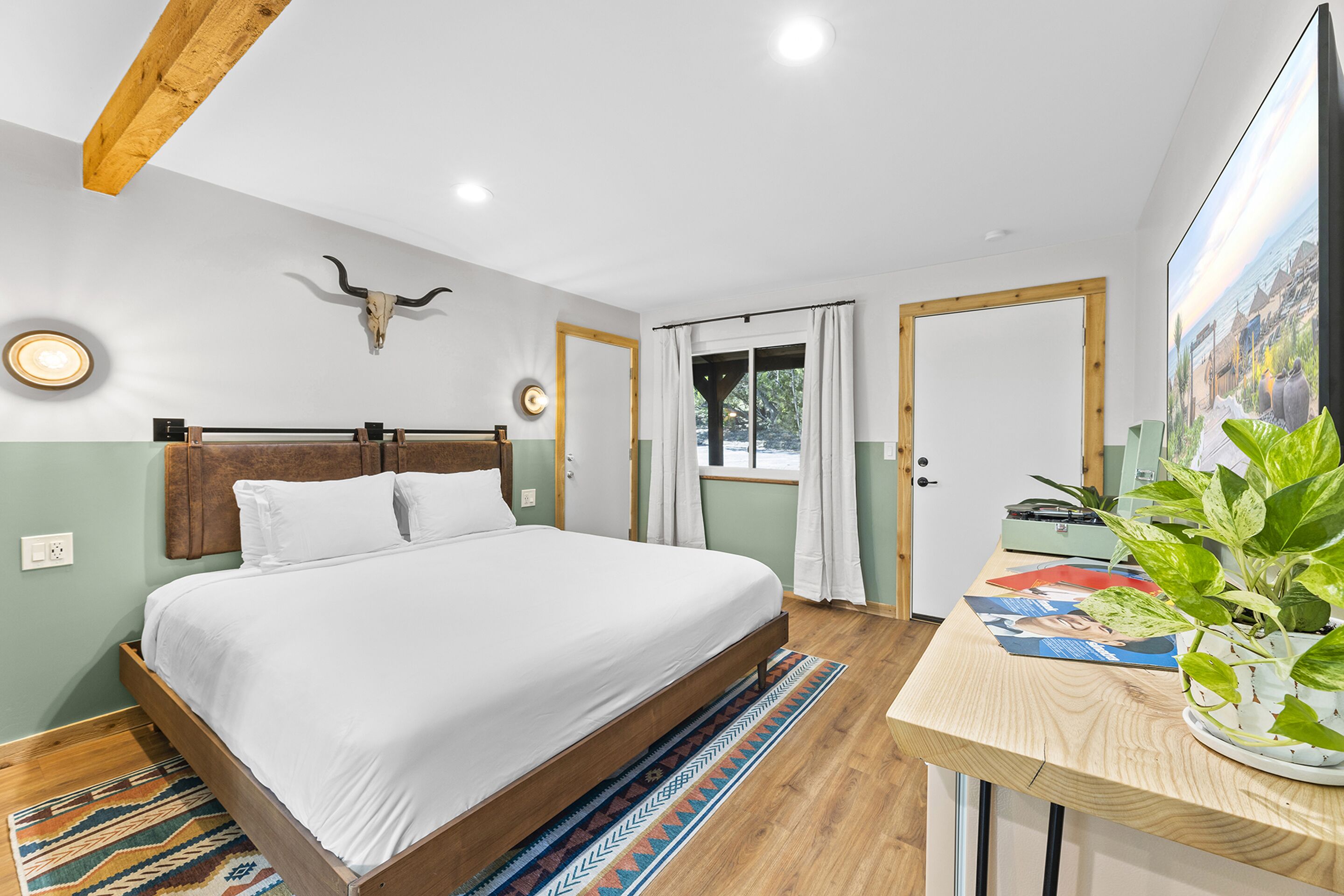 Premium Room, 1 King Bed, Valley View | Free WiFi, bed sheets