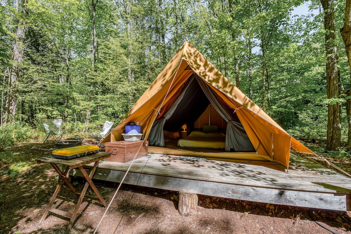Tent, 1 Queen Bed, Shared Bathroom | Bed sheets