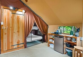 Tienda, 2 habitaciones, baño privado | Ropa de cama