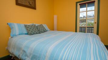 The Blue House at Mountainside Wines | 1 ๊ฐ์ ์นจ์ค, ๊ณ ๊ธ ์นจ๊ตฌ, ์ฑ
์, ๋ค๋ฆฌ๋ฏธ/๋ค๋ฆฌ๋ฏธํ