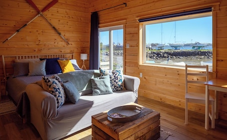 Romantisk stuga - 1 sovrum - rullstolsanpassad dusch - havsutsikt (Shanty on the Bay) | Individuell inredning, strykjärn/strykbräda, gratis wi-fi och sängkläder. Ye Olde Argyler Lodge