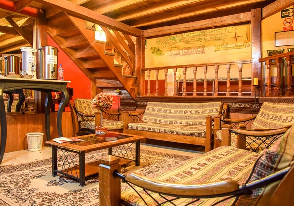 40-inch flat-screen TV with cable channels, TV, Netflix - La Posada del Viajero (Cusco)