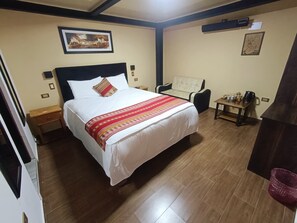Premium bedding, down duvets, in-room safe, laptop workspace - La Posada del Viajero (Cusco)