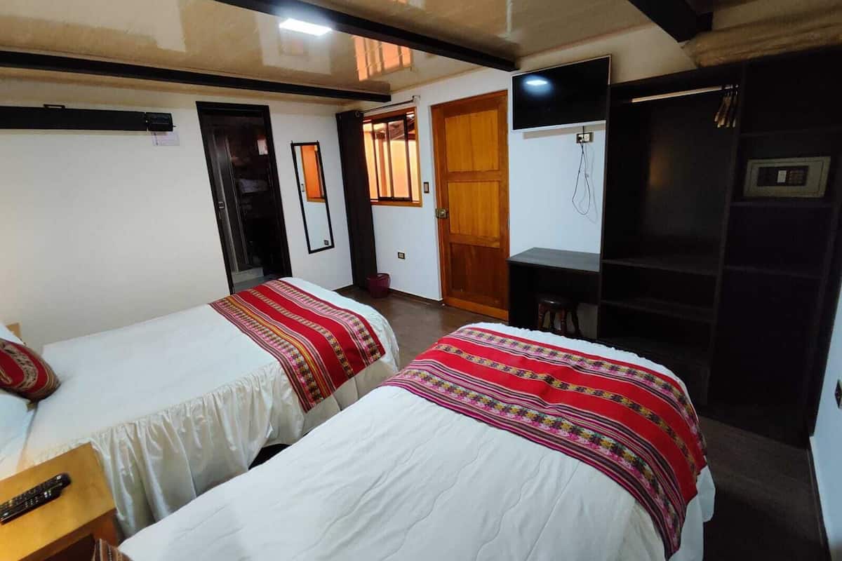Kamar Triple Keluarga | Seprai premium, selimut bulu angsa, dan brankas
