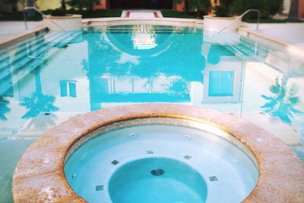 Piscina a l'aire lliure (horari: 09:00-21:00) i gandules