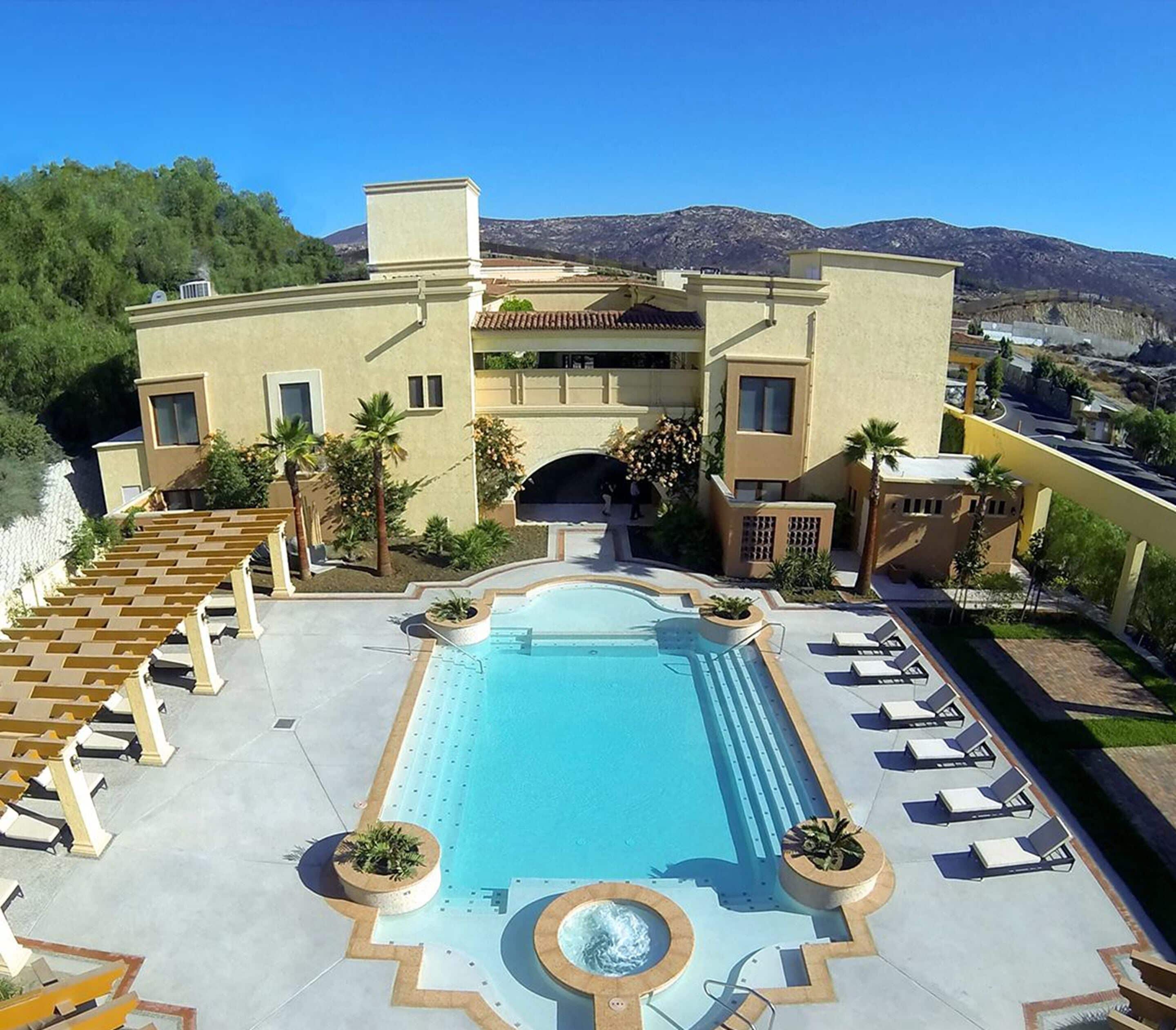 สระว่ายน้ำกลางแจ้ง เปิด 9:00 น. ถึง 21:00 น., เก้าอี้อาบแดดริมสระ