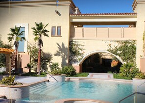 Una piscina al aire libre (de 09:00 a 21:00), tumbonas