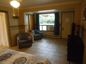 Deluxe Double Room, 1 Double Bed | Living area