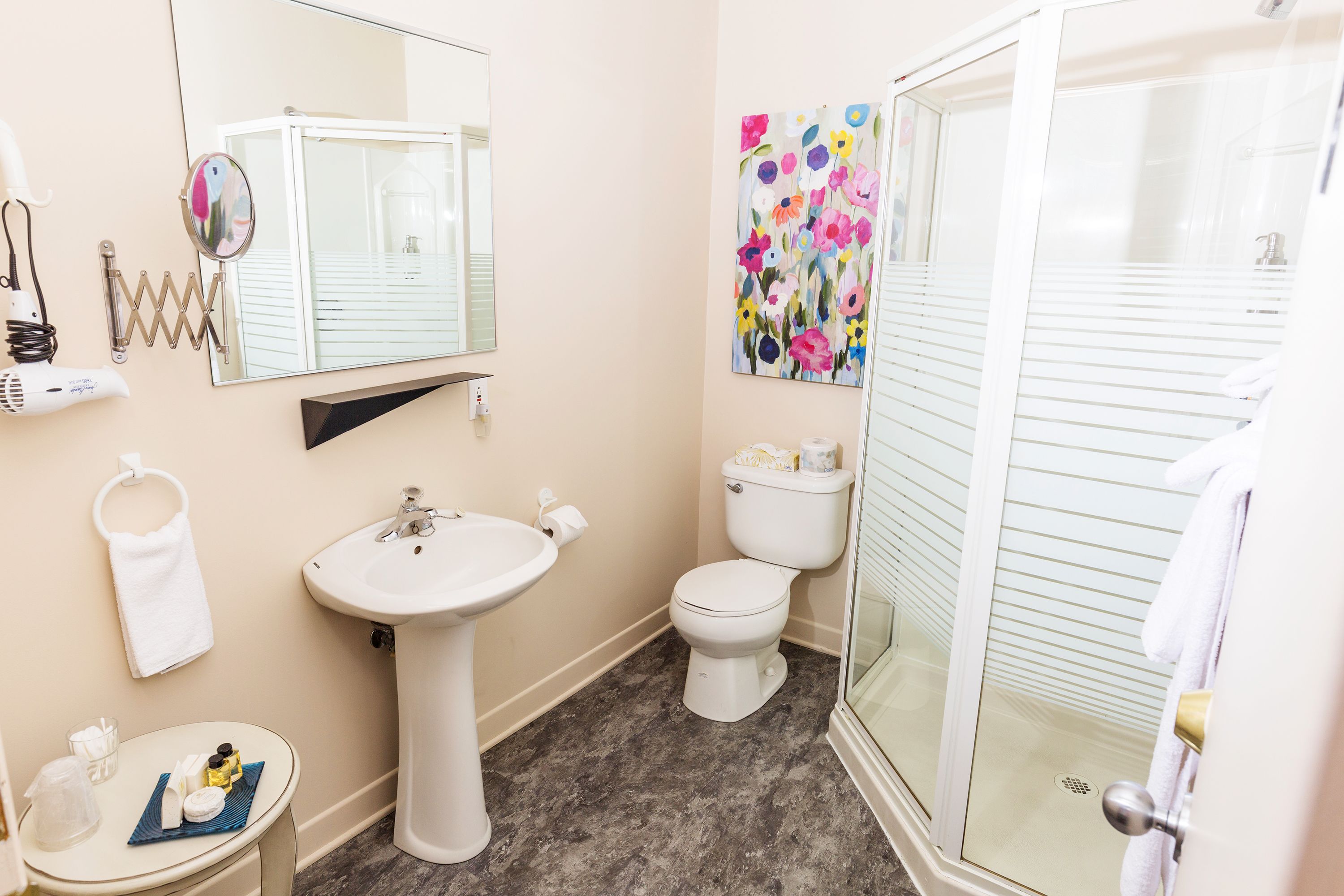 room, 1 queen bed (chambre 3) | bathroom | shower, free toiletries, hair dryer, bathrobes