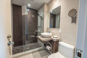 Room (1 queen and 1 single bed, Chambre 1) | Bathroom | Shower, free toiletries, hair dryer, bathrobes - Petit Hôtel Café Krieghoff (Québec City)