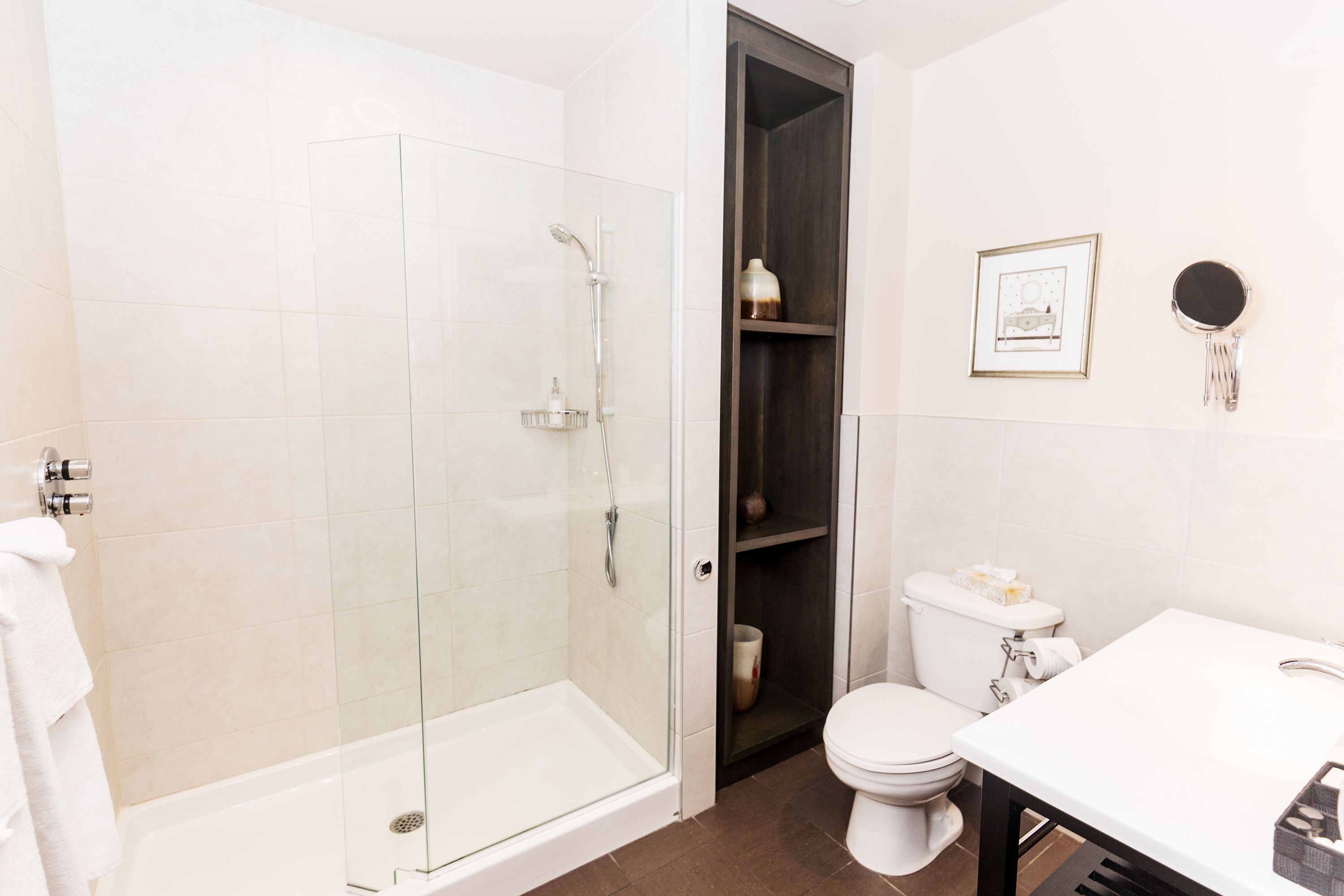 room, 1 queen bed (chambre 4) | bathroom | shower, free toiletries, hair dryer, bathrobes
