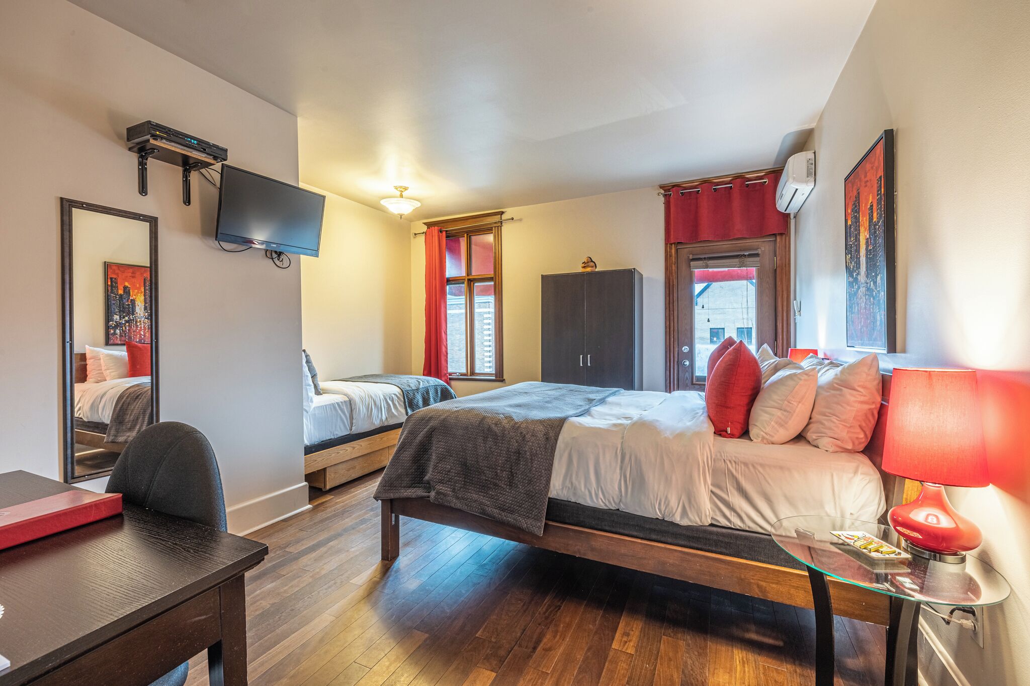 룸 (1 queen and 1 single bed, Chambre 1) | 객실 내 금고, 각각 다른 스타일의 인테리어, 각각 다르게 가구 비치, 책상