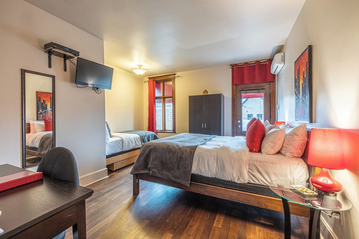 Rom (1 queen and 1 single bed, Chambre 1) | Safe på rommet, skrivebord, blendingsgardiner og lydisolert