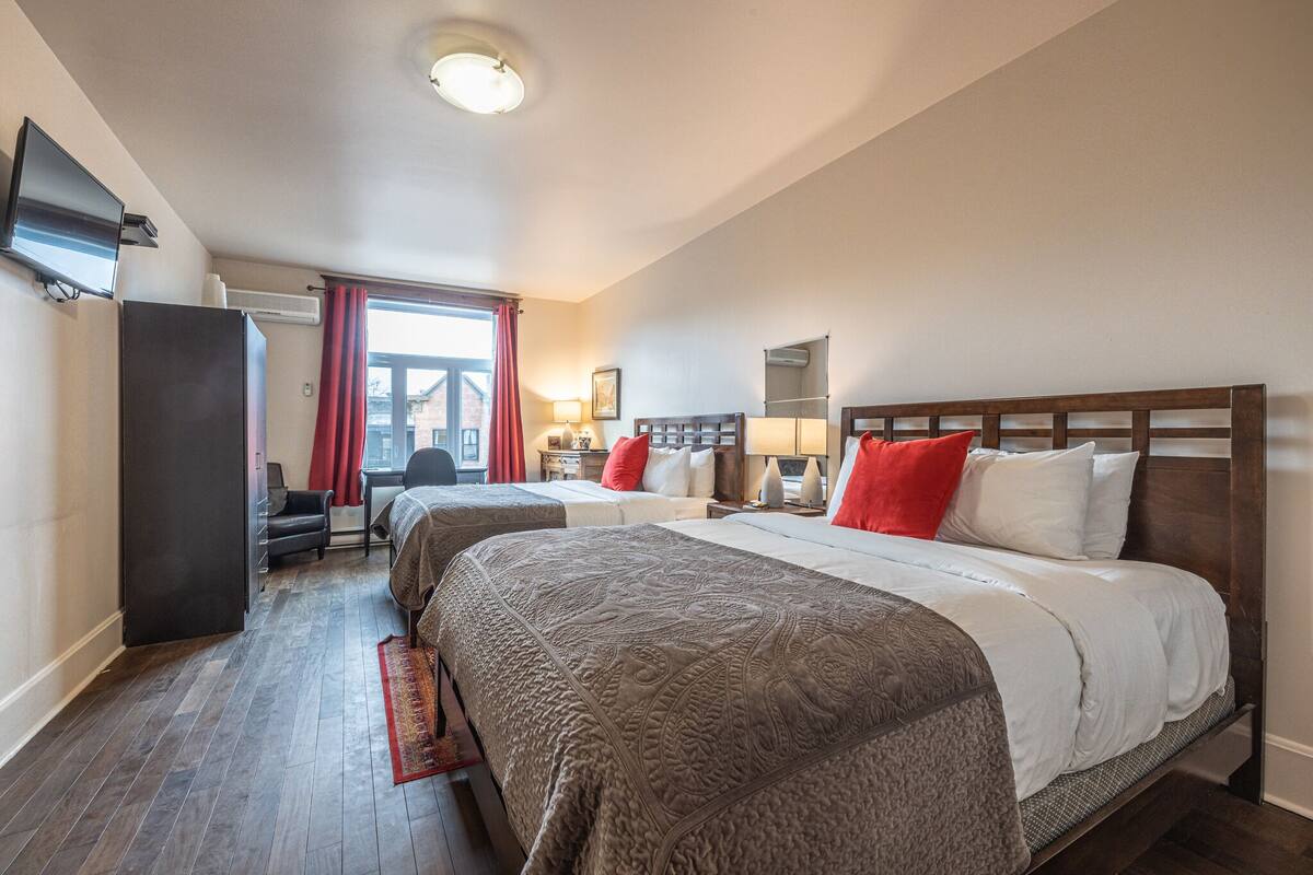 Rom, 2 queensize-senger (Chambre 2) | Safe på rommet, skrivebord, blendingsgardiner og lydisolert