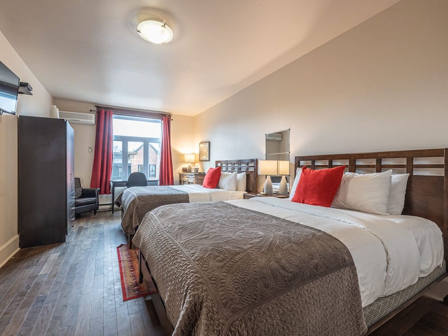 Habitación, 2 camas de matrimonio (Chambre 2) | Caja fuerte, decoración individual, mobiliario individual y escritorio