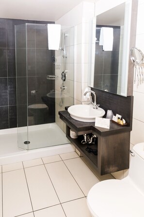 Ducha, artículos de tocador gratuitos, secador de pelo, batas