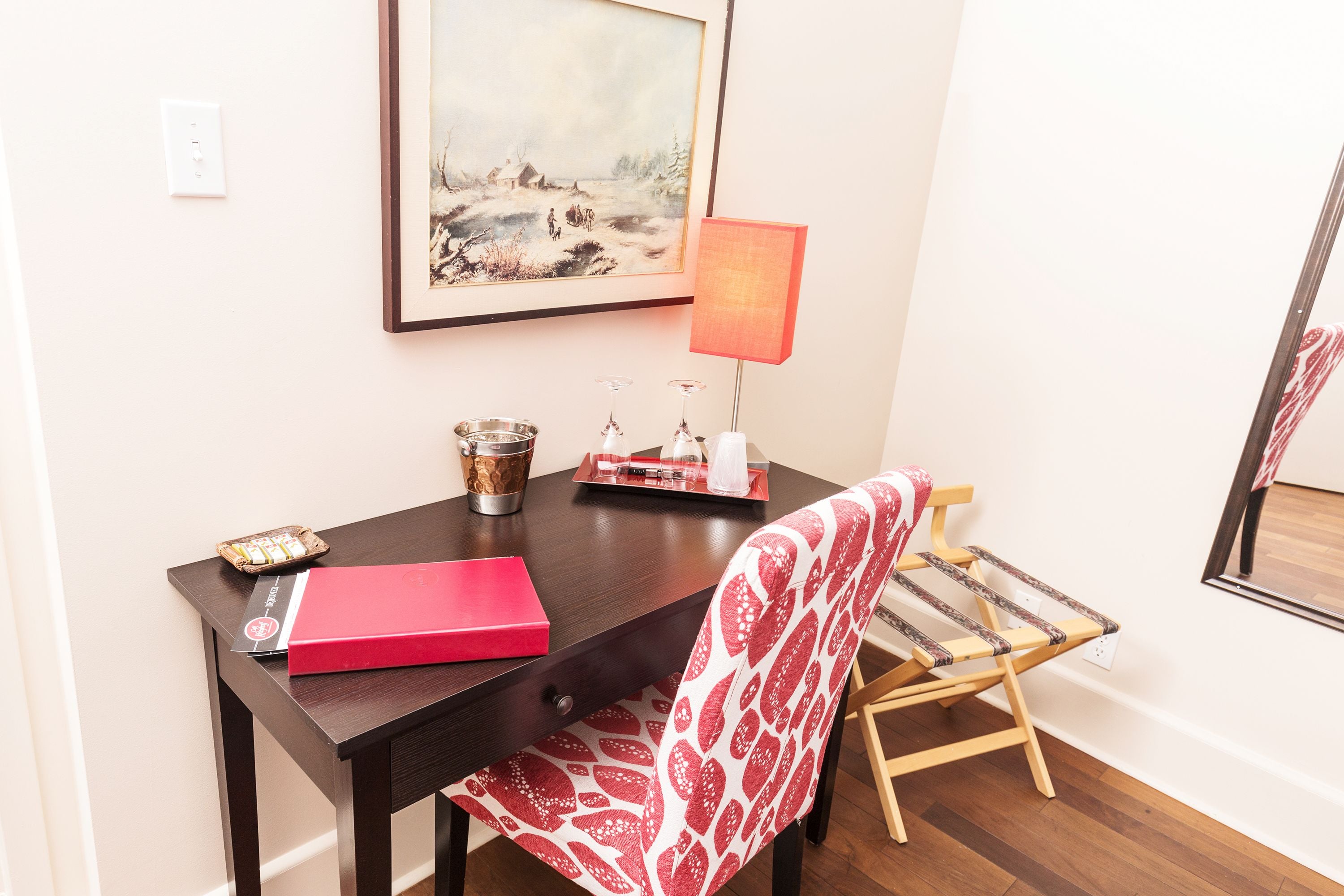 room (1 queen and 1 single bed, chambre 1) | in-room safe, individually decorated, individually furnished, desk