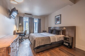 Chambre, 1 grand lit (Chambre 5) | Coffre-fort, décor unique, ameublement unique, bureau