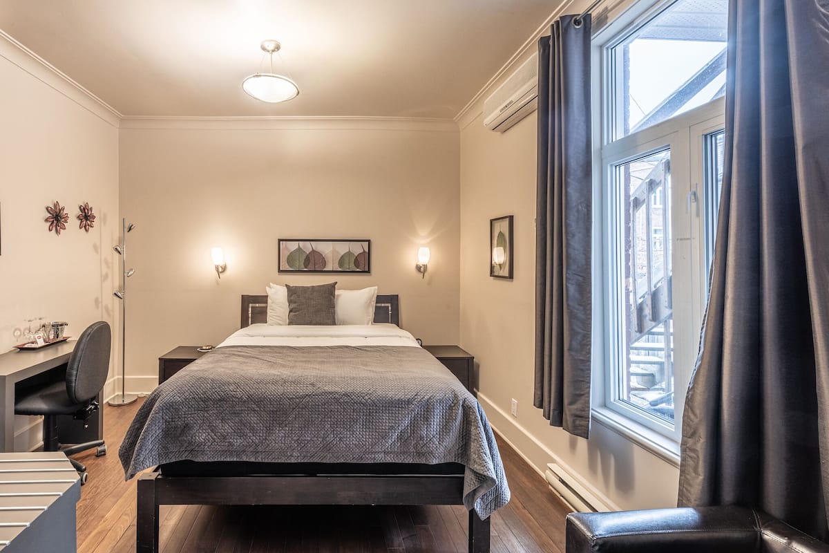 Rom, 1 queensize-seng (Chambre 6) | Safe på rommet, skrivebord, blendingsgardiner og lydisolert
